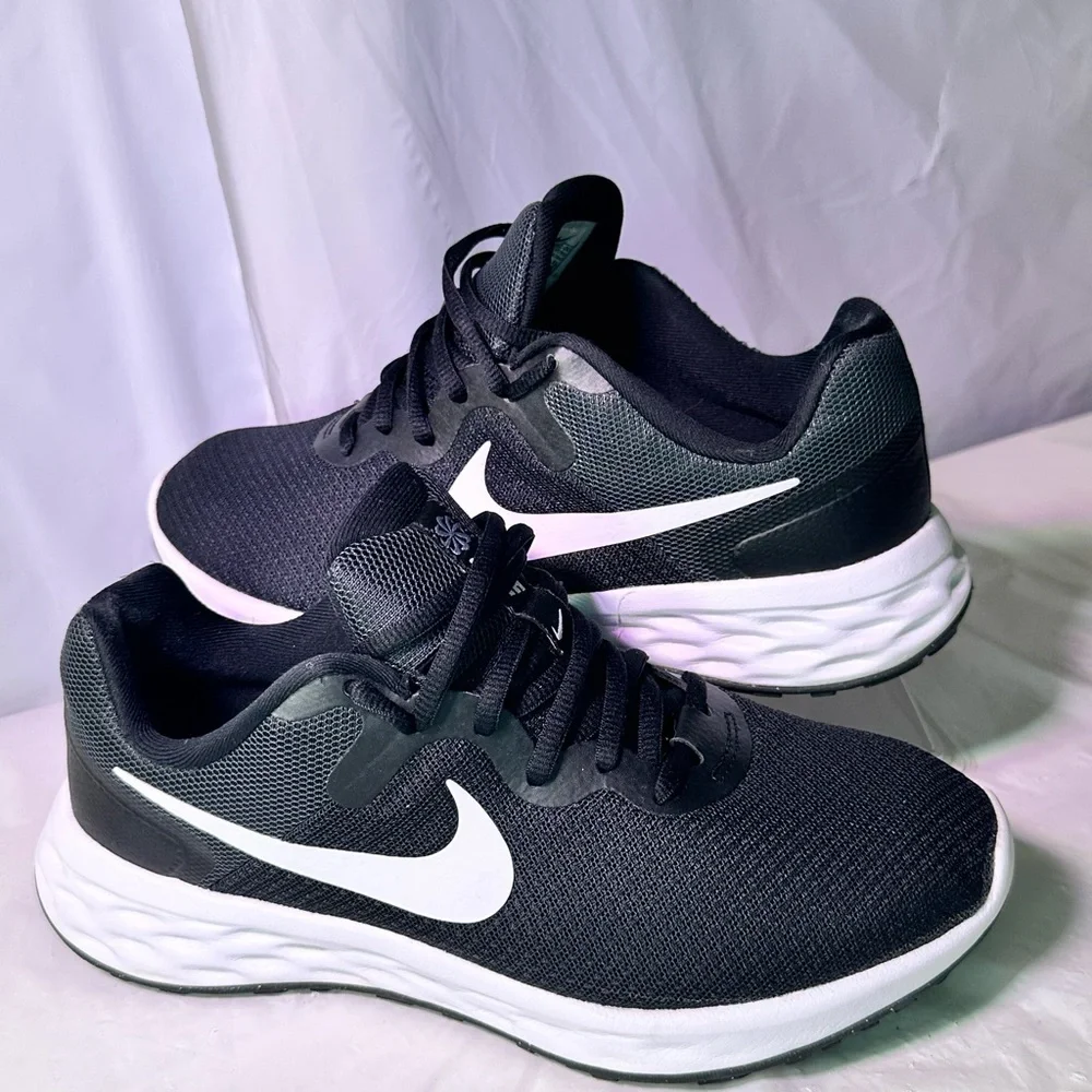 Nike Black & White Lightweight Training Sneakers
